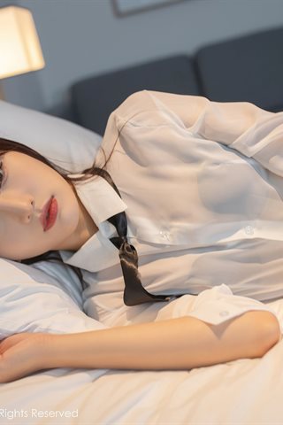 [XiuRen] No.3705 Người mẫu Lu Xuanxuan, chuyến công tác với chủ đề giường khách sạn, bộ đồ lót sexy không nội y với tấm lụa đen - 0044.jpg