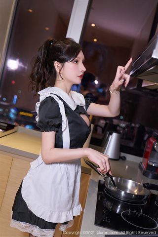 [XiuRen] No.3716 Dewi Zhou Yuxi Sandy chef seragam tema pakaian pelayan seksi stoking sutra hitam godaan foto - 0011.jpg