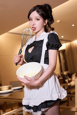 [XiuRen] No.3716 Dewi Zhou Yuxi Sandy chef seragam tema pakaian pelayan seksi stoking sutra hitam godaan foto - 0034.jpg