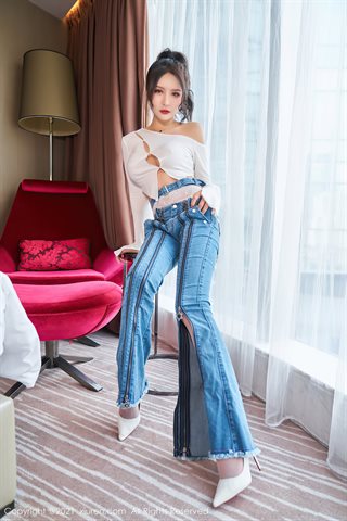 [XiuRen] No.3720 La mannequin Emily Yin Fei enlève son jean dans sa chambre privée et montre sa photo de tentation corporelle - 0008.jpg