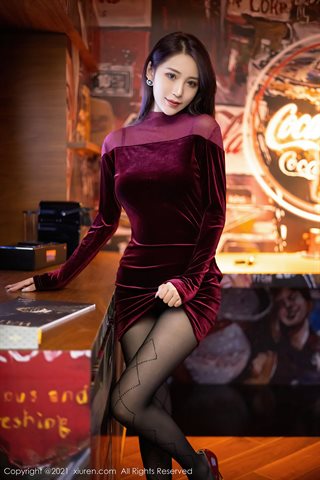 [XiuRen] No.3765 นางแบบสวย Zhou Muxi เดรสสีแดงเข้มไม่มีผ้าไหมสีดำโชว์บั้นท้ายและรูปล่อขาสวย - 0007.jpg