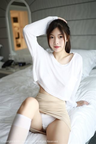 [XiuRen] No.3792 모델 내일 꽃 복숭아 마카오 여행 촬영 엉덩이와 아름다운 다리를 보여주는 짧은 치마가있는 얇은 반투명 흰색 T 유혹 사진 - 0021.jpg