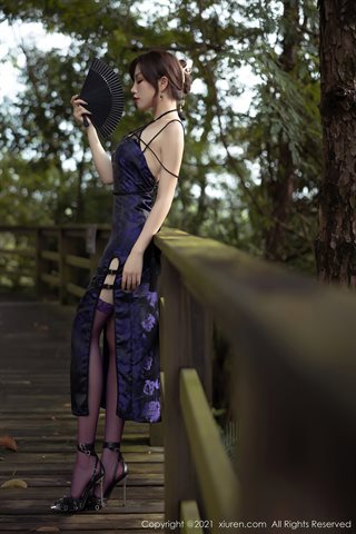 [XiuRen] No.3794 Частный дом богини Жижи Бути фиолетовый классический чонсам с тонкими прозрачными трусиками, демонстрирующими - 0003.jpg