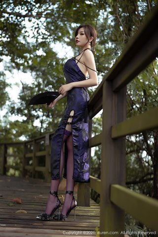 [XiuRen] No.3794 Частный дом богини Жижи Бути фиолетовый классический чонсам с тонкими прозрачными трусиками, демонстрирующими - 0005.jpg