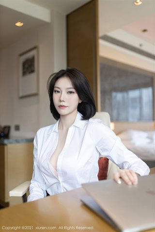 [XiuRen] No.3803 Modèle Enron Maleah chemise blanche avec jupe noire vêtements professionnels sous-vêtements roses à moitié - 0024.jpg