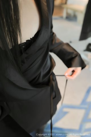 [XiuRen] No.3806 La casa privada de la modelo recién llegada Yan Lulu encanta la ropa negra con pantimedias negras abiertas que mu - 0020.jpg