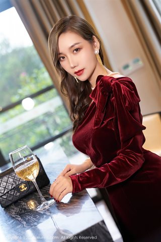 [XiuRen] No.3807 Model Ai Jingxiang Dali Travel Shooting Scharlachrotes wunderschönes Kleid mit schwarzen Hosenträgern aus Seide - 0008.jpg