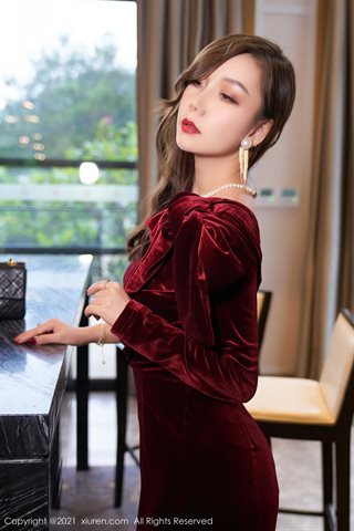 [XiuRen] No.3807 موديل Ai Jingxiang Dali Travel Shooting فستان رائع باللون القرمزي مع حمالات من الحرير الأسود - 0014.jpg