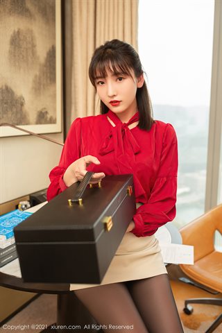 [XiuRen] No.3819 सफेद शॉर्ट स्कर्ट के साथ मॉडल लू जुआनक्सुआन की लाल रंग की भव्य पोशाक कोई आंतरिक काली पेंटीहोज आकर्षक और आकर्षक तस - 0003.jpg