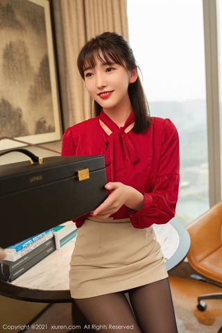 [XiuRen] No.3819 सफेद शॉर्ट स्कर्ट के साथ मॉडल लू जुआनक्सुआन की लाल रंग की भव्य पोशाक कोई आंतरिक काली पेंटीहोज आकर्षक और आकर्षक तस - 0004.jpg
