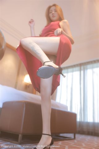 [XiuRen] No.3823 Model Xia Xi CiCi Macau Travel Shooting Scarlet Gorgeous Hanging Skirt Half-Off Show White Tender Skin Charming - 0019.jpg