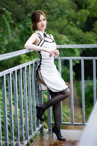 [XiuRen] No.3841 Newcomer model Mei Taojiang Hangzhou travel shoot outdoor elegant romantic cheongsam with black silk suspenders - 0005.jpg