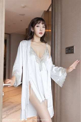 [XiuRen] No.3861 Pijama casero de la modelo Lu Xuanxuan, habitación privada, falda de coqueteo que revela pantimedias ultrafinas, - 0002.jpg