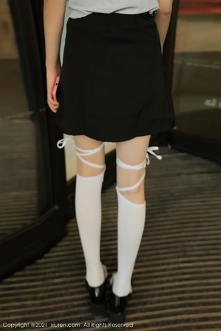 [XiuRen] No.3918 Nuevo modelo de camisa sexy de verano para bebé con falda negra a la mitad de la foto de tentación de pose - 0008.jpg