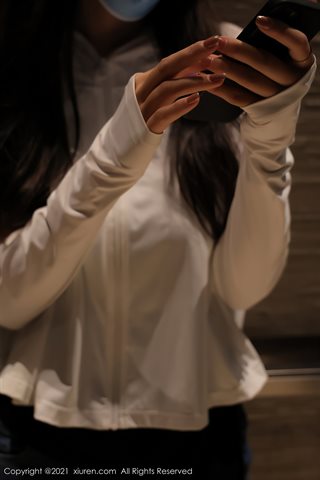 [XiuRen] No.3956 신인 모델 블루베리 FY 개인실, 청바지 벗고 초박형 블랙 비단 끈 노출 엉덩이 유혹 사진 - 0005.jpg