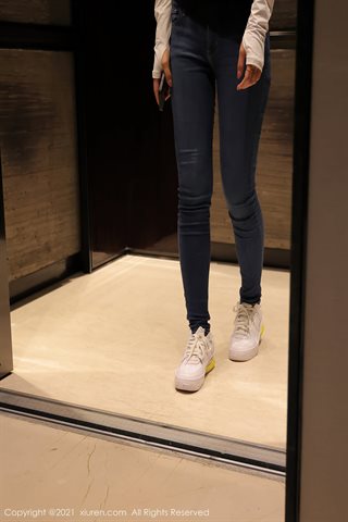 [XiuRen] No.3956 La nuova modella Blueberry FY nella stanza privata per togliersi i jeans e rivelare un perizoma di seta nera - 0006.jpg
