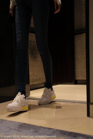 [XiuRen] No.3956 La nuova modella Blueberry FY nella stanza privata per togliersi i jeans e rivelare un perizoma di seta nera - 0007.jpg