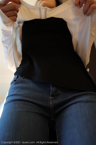 [XiuRen] No.3956 La nuova modella Blueberry FY nella stanza privata per togliersi i jeans e rivelare un perizoma di seta nera - 0010.jpg