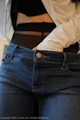 [XiuRen] No.3956 La nuova modella Blueberry FY nella stanza privata per togliersi i jeans e rivelare un perizoma di seta nera - 0012.jpg