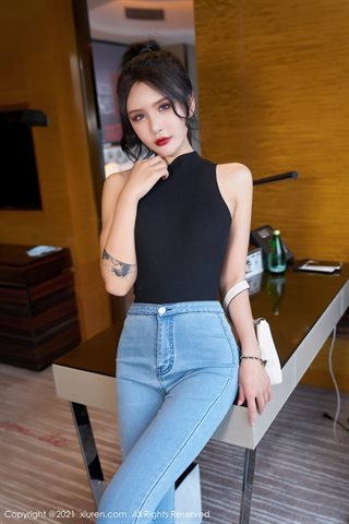[XiuRen] No.3976 Modelo Emily Yin Fei Yunnan Travel tira jeans e revela meia-calça preta ultrafina rasgada foto tentação - 0009.jpg