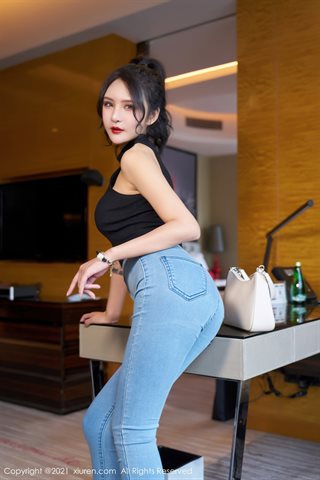 [XiuRen] No.3976 Modelo Emily Yin Fei Yunnan Travel tira jeans e revela meia-calça preta ultrafina rasgada foto tentação - 0012.jpg
