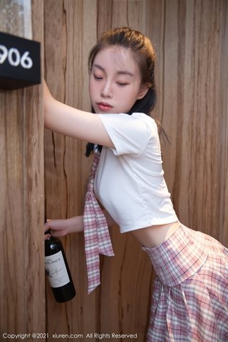 [XiuRen] No.3981 Modella un tuorlo d'uovo dolce a tema studentessa ubriaca fuori dalla gonna scozzese con foto tentazione - 0003.jpg