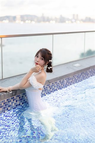 [XiuRen] No.3998 Goddess Zhizhi Booty Shenzhen foto de viagem à beira da piscina vestido de tule branco com pedaços de carne de - 0027.jpg