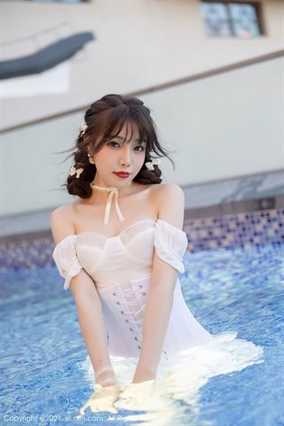 [XiuRen] No.3998 Goddess Zhizhi Booty Shenzhen foto de viagem à beira da piscina vestido de tule branco com pedaços de carne de - 0029.jpg