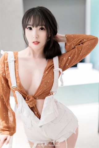 [XiuRen] No.4015 As tiras de jeans sensuais do quarto privado do modelo Xiaobo Duo mostram corpo perfeito, nádegas meio nuas, foto - 0017.jpg