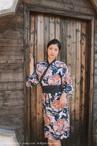 [XiuRen] No.4032 La modella Li Yarou Dali Brigade scatta una foto all'aperto in cui si toglie lo splendido kimono e rivela il  - 0001.jpg