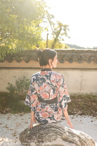 [XiuRen] No.4032 La modella Li Yarou Dali Brigade scatta una foto all'aperto in cui si toglie lo splendido kimono e rivela il  - 0003.jpg
