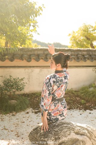 [XiuRen] No.4032 Model Li Yarou Dali Brigade schießt ein Outdoor-Foto, auf dem sie den wunderschönen Kimono auszieht und die Milch - 0004.jpg