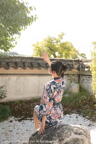 [XiuRen] No.4032 Model Li Yarou Dali Brigade shoots an outdoor photo of taking off the gorgeous kimono and revealing the milk and - 0005.jpg