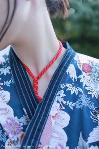 [XiuRen] No.4032 La modella Li Yarou Dali Brigade scatta una foto all'aperto in cui si toglie lo splendido kimono e rivela il  - 0010.jpg