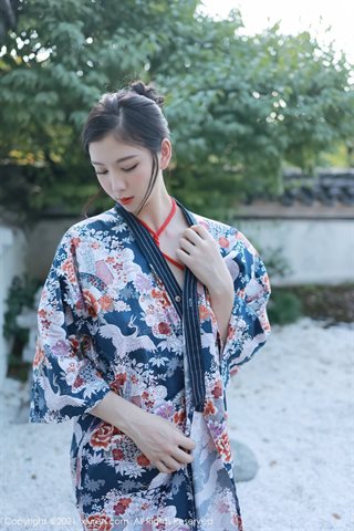 [XiuRen] No.4032 Model Li Yarou Dali Brigade shoots an outdoor photo of taking off the gorgeous kimono and revealing the milk and - 0011.jpg