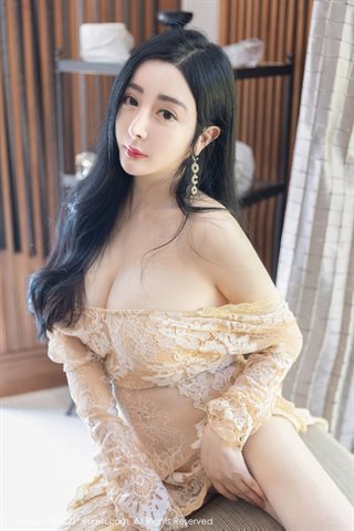 [XiuRen] No.4040 Foto de viagem do modelo Yuner Xishuangbanna em quarto privado com roupas decotadas e finas, mostrando uma figura - 0023.jpg