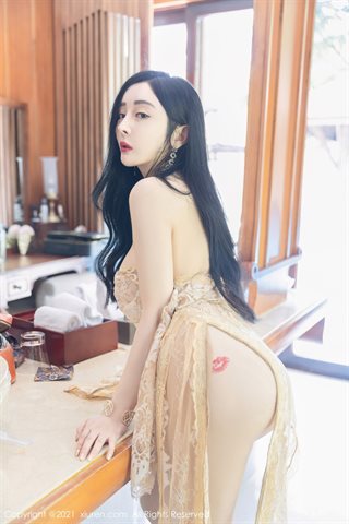 [XiuRen] No.4040 Foto de viagem do modelo Yuner Xishuangbanna em quarto privado com roupas decotadas e finas, mostrando uma figura - 0041.jpg
