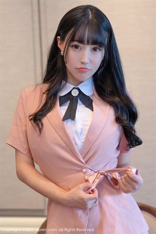 [XiuRen] No.4044 Foto di tentazione di seta nera semi-esposta in uniforme rosa elegante della stanza privata del modello Zhu Keer - 0012.jpg