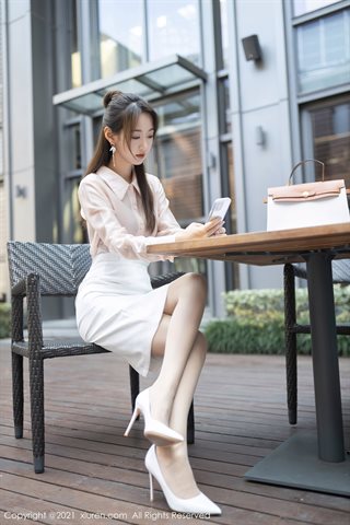 [XiuRen] No.4045 La chemise rose sexy de la chambre privée du mannequin Tang Anqi et sa jupe courte blanche à moitié montrant une - 0002.jpg
