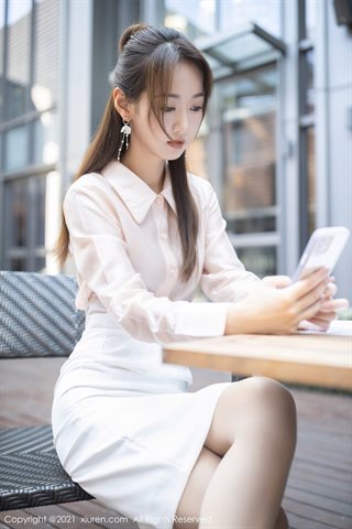[XiuRen] No.4045 La chemise rose sexy de la chambre privée du mannequin Tang Anqi et sa jupe courte blanche à moitié montrant une - 0003.jpg