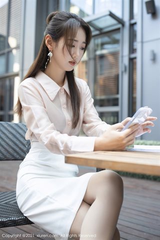 [XiuRen] No.4045 La chemise rose sexy de la chambre privée du mannequin Tang Anqi et sa jupe courte blanche à moitié montrant une - 0004.jpg