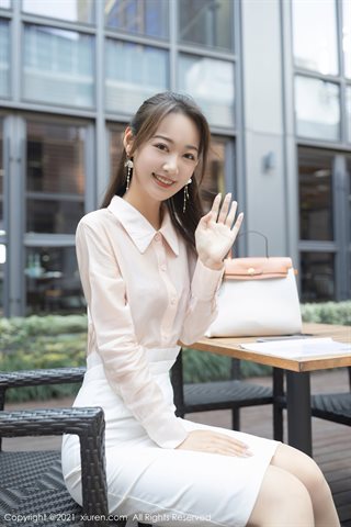 [XiuRen] No.4045 Model Tang Anqis Privatzimmer, sexy rosafarbenes Hemd und weißer Rock, zeigen halbwegs ein Foto der Versuchung - 0005.jpg