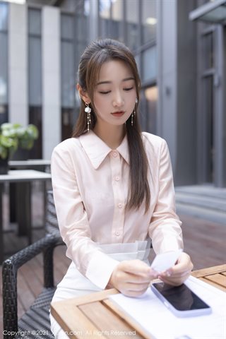 [XiuRen] No.4045 La chemise rose sexy de la chambre privée du mannequin Tang Anqi et sa jupe courte blanche à moitié montrant une - 0008.jpg
