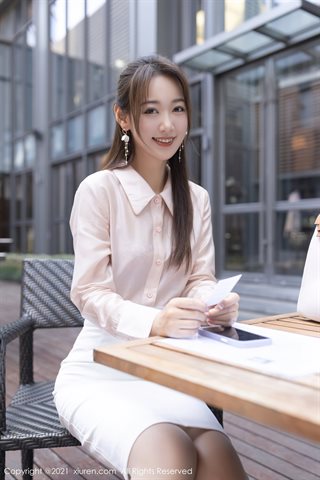 [XiuRen] No.4045 Model Tang Anqis Privatzimmer, sexy rosafarbenes Hemd und weißer Rock, zeigen halbwegs ein Foto der Versuchung - 0009.jpg