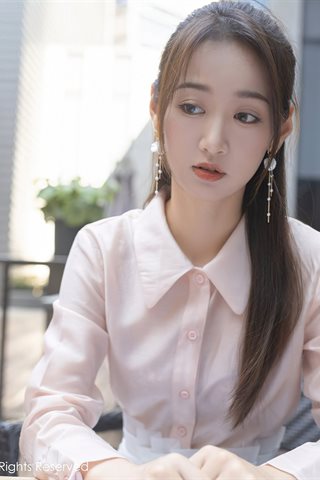 [XiuRen] No.4045 Model Tang Anqis Privatzimmer, sexy rosafarbenes Hemd und weißer Rock, zeigen halbwegs ein Foto der Versuchung - 0012.jpg