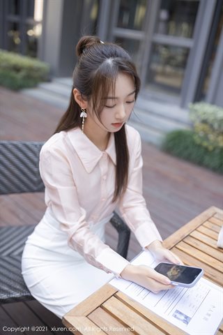 [XiuRen] No.4045 Model Tang Anqis Privatzimmer, sexy rosafarbenes Hemd und weißer Rock, zeigen halbwegs ein Foto der Versuchung - 0013.jpg