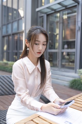 [XiuRen] No.4045 Model Tang Anqis Privatzimmer, sexy rosafarbenes Hemd und weißer Rock, zeigen halbwegs ein Foto der Versuchung - 0014.jpg