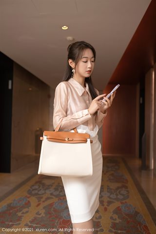 [XiuRen] No.4045 La chemise rose sexy de la chambre privée du mannequin Tang Anqi et sa jupe courte blanche à moitié montrant une - 0020.jpg