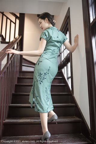 [XiuRen] No.4048 غرفة عارضة الأزياء شين مينجياو الخاصة بطراز شيونغسام الرومانسي الكلاسيكي مع جوارب طويلة حريرية رفيعة للغاية نصف ب - 0003.jpg