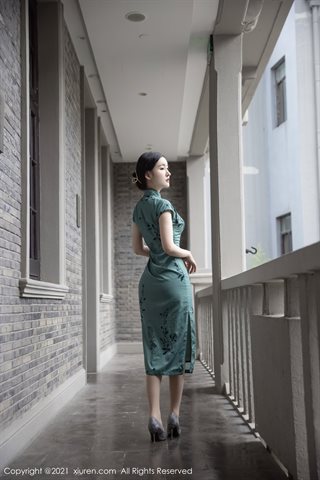 [XiuRen] No.4048 Model kamar pribadi Shen Mengyao klasik romantis cheongsam dengan ultra-tipis daging sutra pantyhose setengah - 0006.jpg
